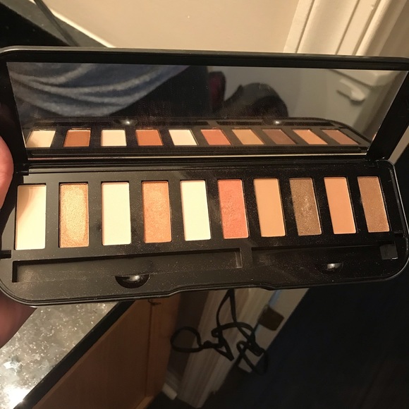 Neutral nudes eyeshadow palette - Picture 3 of 3
